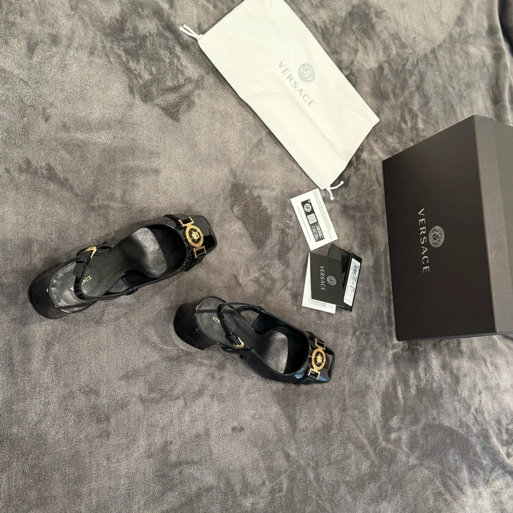 🆕 Versace Medusa Black Patent Vernis Leather Slingback Sleek Pump